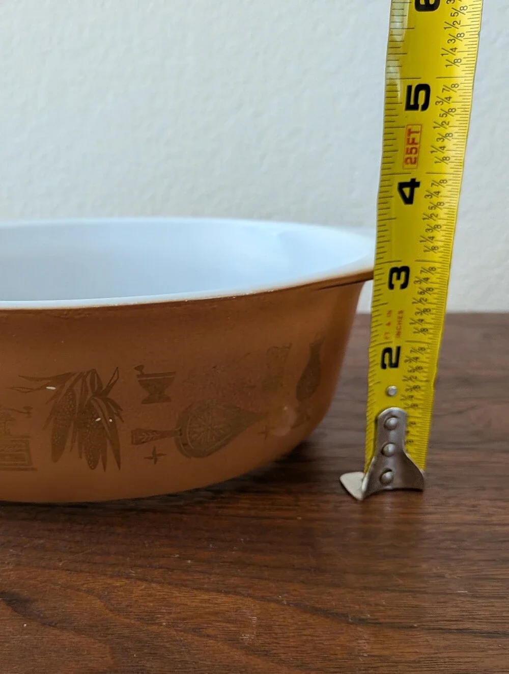 VTG Pyrex Oval Casserole Dish 1-1/2 Quart in Early American Gold on Brown #043